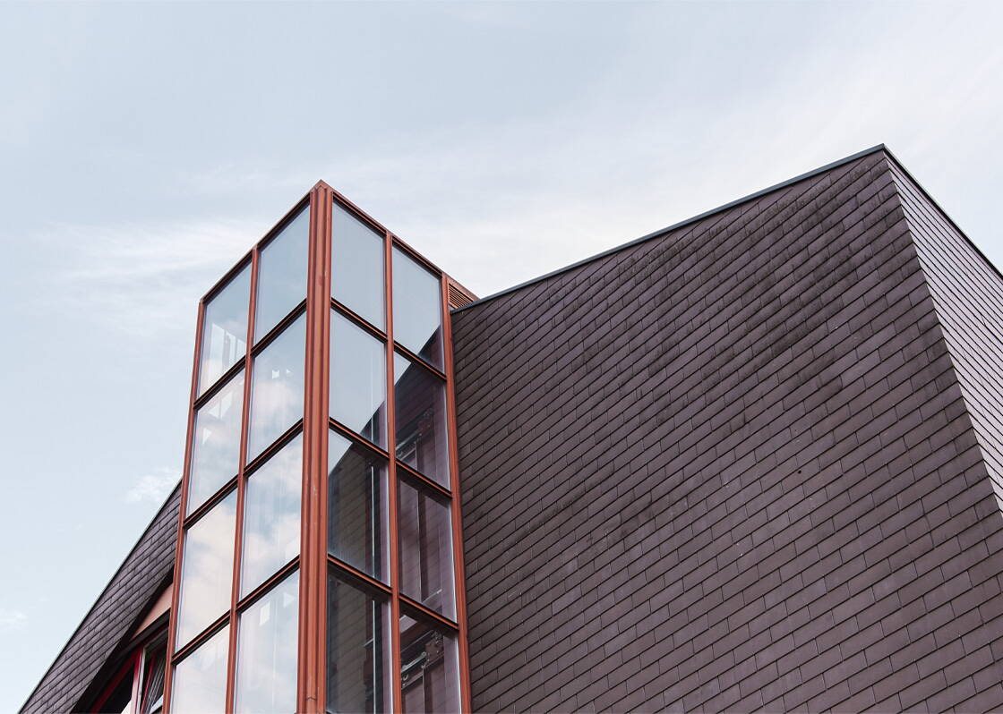 Aussenaufnahme von unten zum Dach vom Gebäude von Graf Krummenacher Partner 