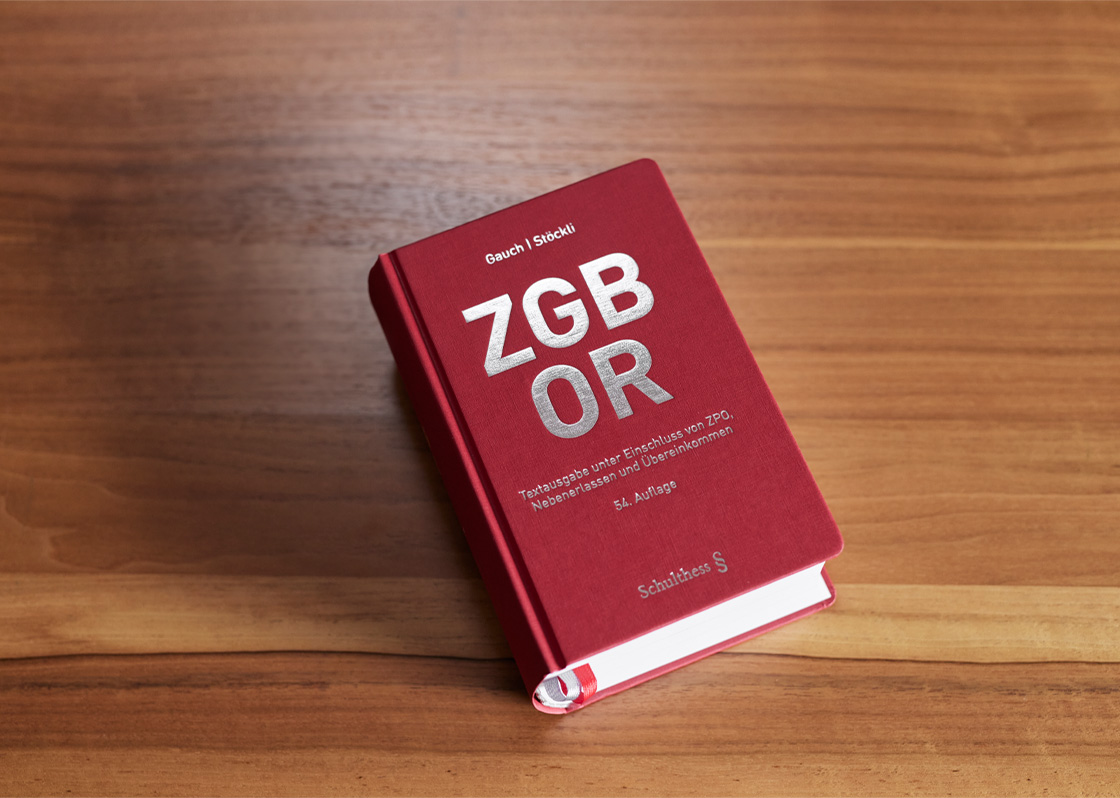 Gesetzbuch auf Holztisch